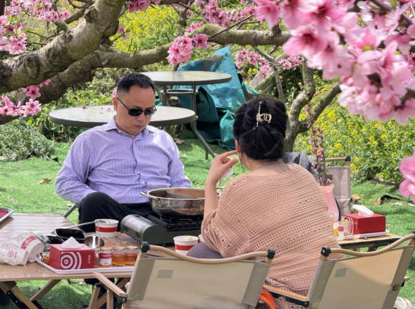 广禾配资 清明经济｜“花田火锅”拉动假期餐饮消费，电影票房破2.3亿